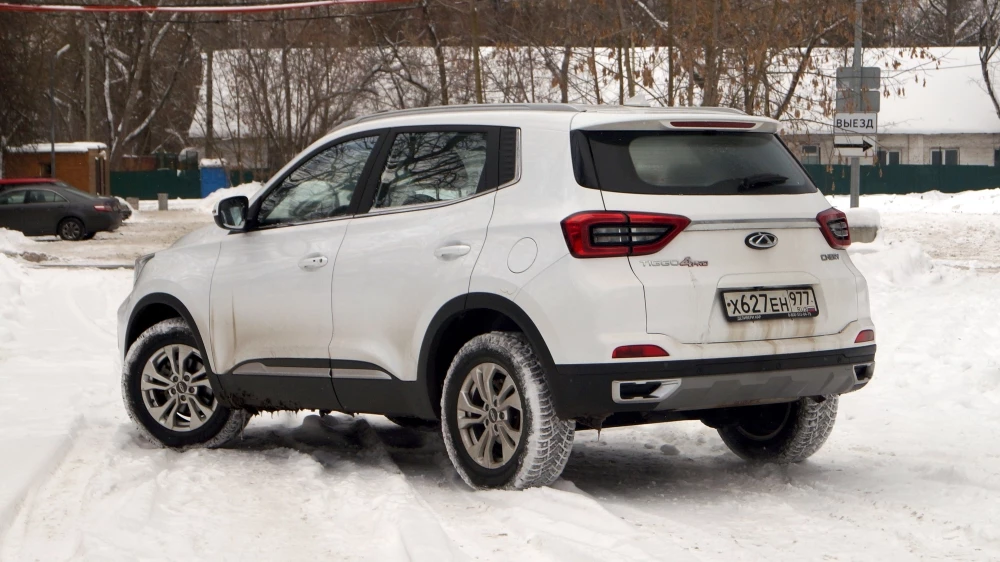 Chery Tiggo 4 Pro Сергей Иванов сбоку сзади редакционный гараж