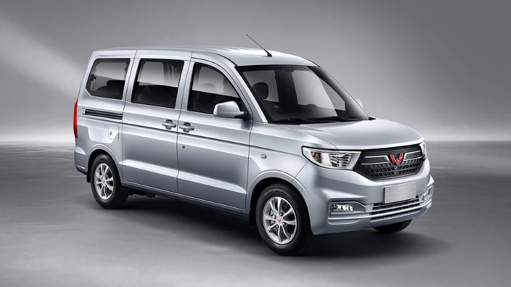 Wuling Hongguang V сбоку спереди