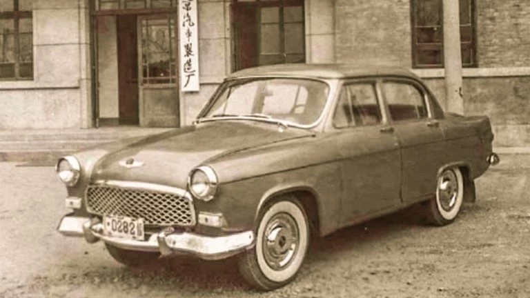 Седан Dongfanghong BJ760 клон Волга-21 Газ сбоку спереди в китае