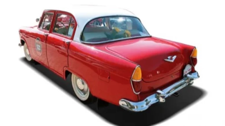 Седан Dongfanghong BJ760 сзади сбоку