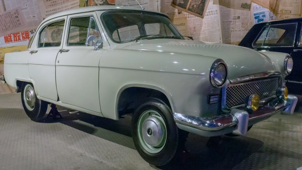 Реплика седана Dongfanghong BJ760 пекинский автомобильный музей клон Волга ГАЗ-21 сбоку спереди