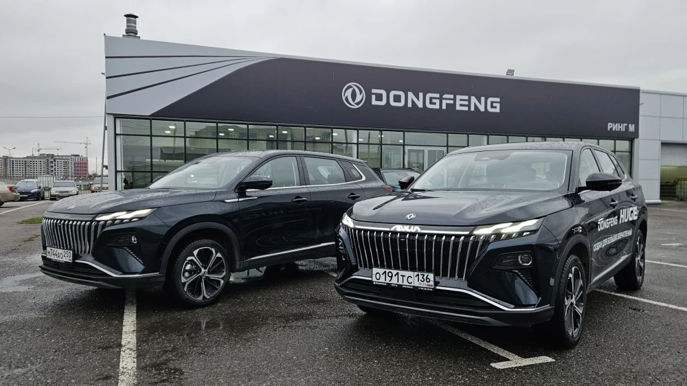 Dongfeng Huge у дилерского центра в Воронеже сбоку спереди