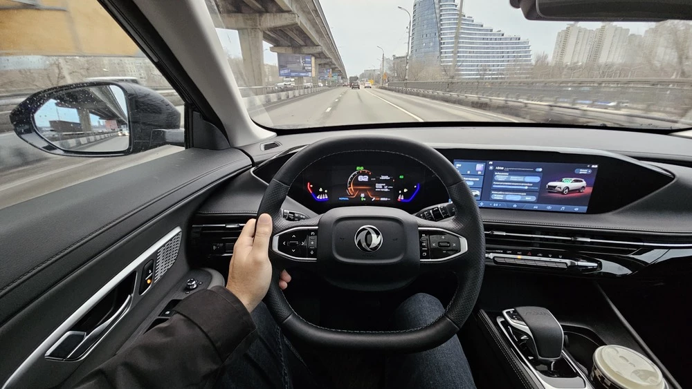 Dongfeng Huge тест салон интерьер водитель за рулем