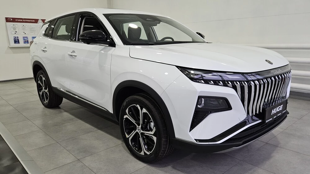 Dongfeng Huge тест сбоку спереди белый цвет у дилера в автосалоне воронеж