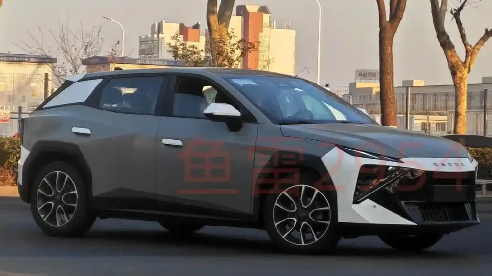 предсерийный кроссовер omoda c4 сбоку спереди в Китае