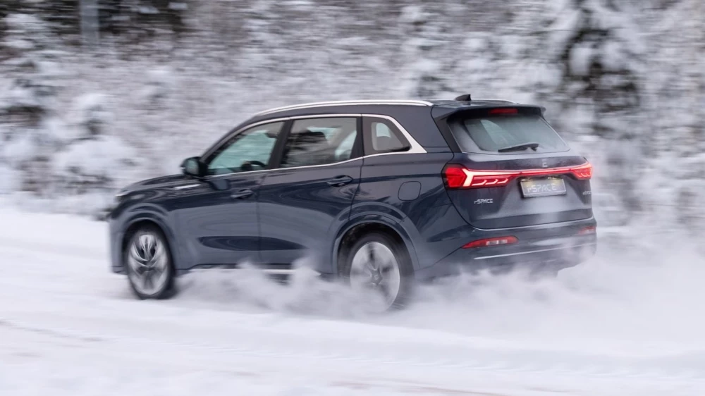 Evolute i-Space 4x4 полноприводный сбоку сзади в динамике