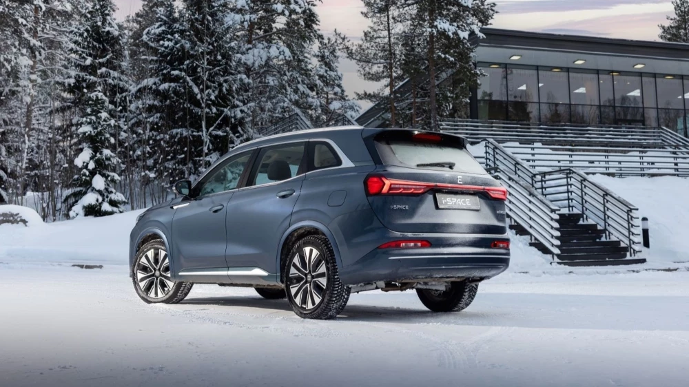 Evolute i-Space 4x4 полноприводный сбоку сзади зимой