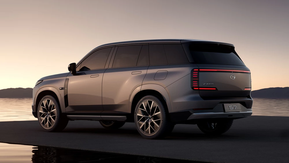 Кроссовер GAC S7 сзади сбоку