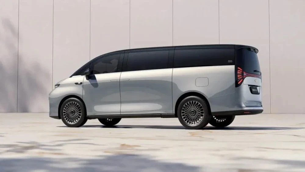 Гибридный минивэн Geely Galaxy V900 сбоку сзади