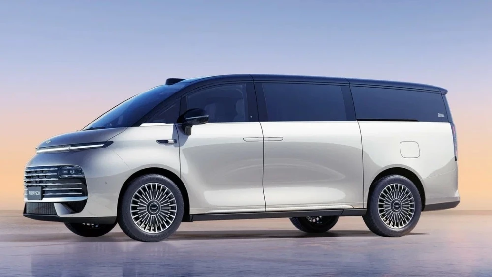 Гибридный минивэн Geely Galaxy V900 сбоку спереди