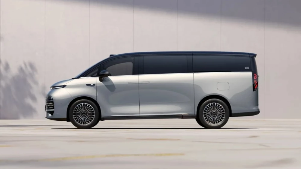 Гибридный минивэн Geely Galaxy V900 сбоку