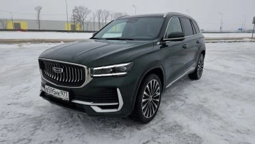 Geely Monjaro Flagship SE тест обзор сбоку спереди зимой