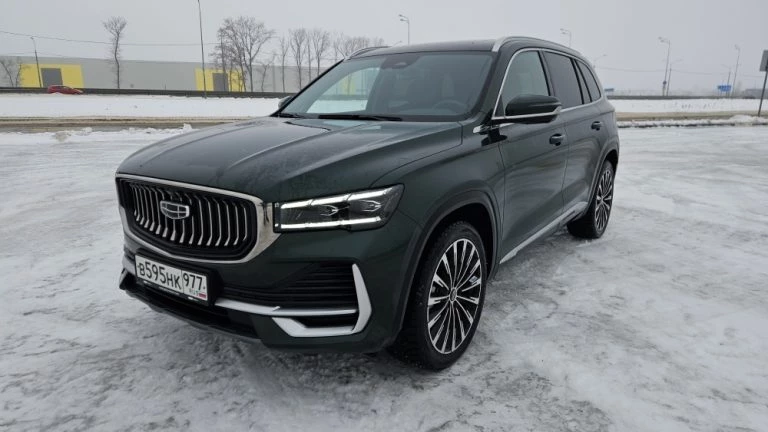 Geely Monjaro Flagship SE тест обзор сбоку спереди зимой