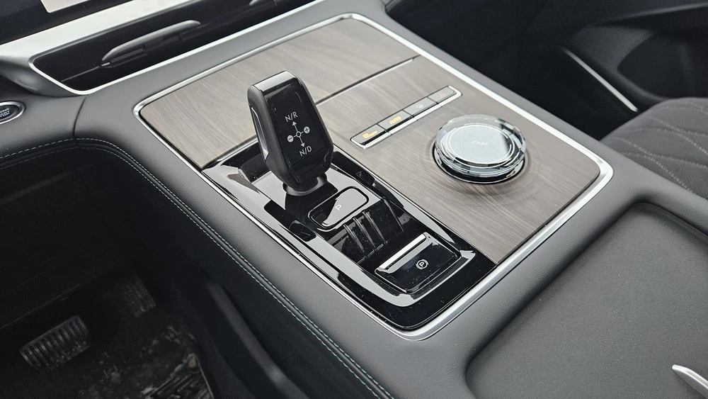 Geely Monjaro Flagship SE тест обзор салон интерьер тоннель селектор