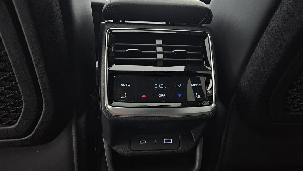 Geely Monjaro Flagship SE тест обзор салон интерьер воздуховоды для второго ряда