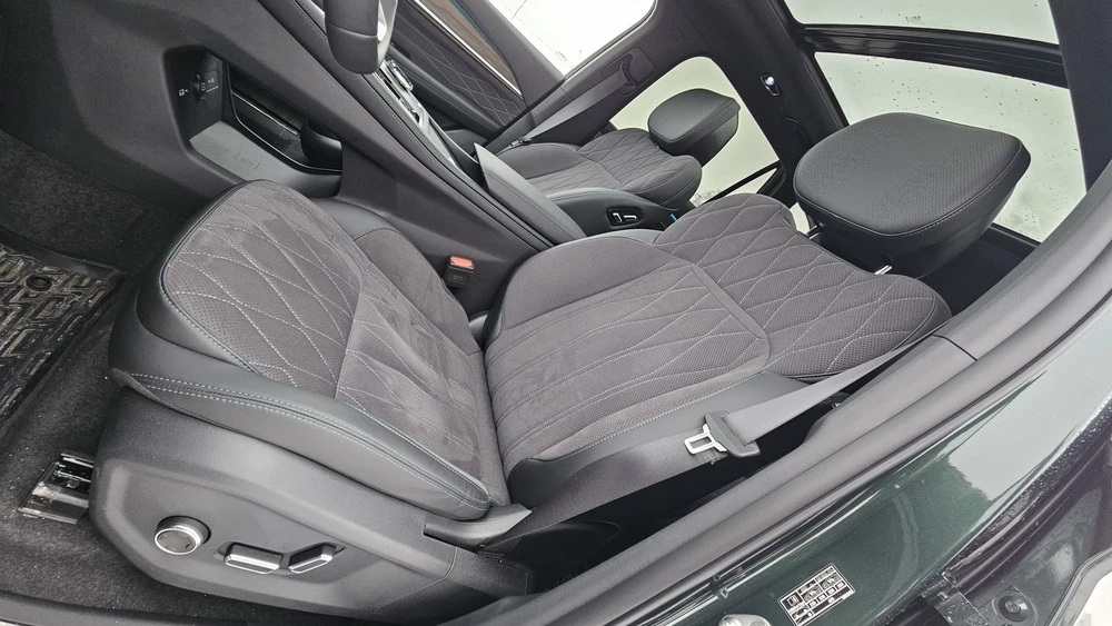 Geely Monjaro Flagship SE тест обзор салон интерьер кресло водителя первого ряда