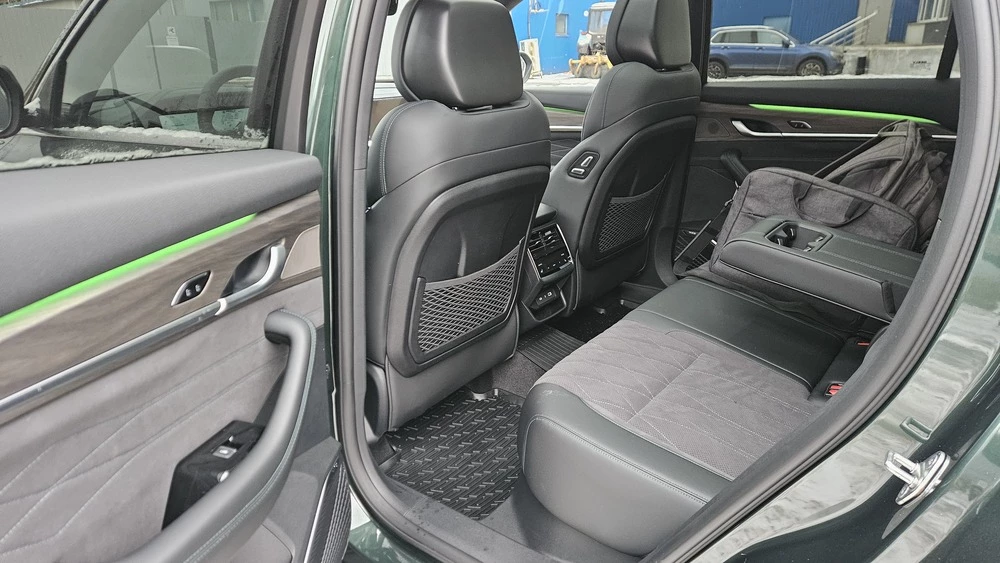 Geely Monjaro Flagship SE тест обзор салон интерьер сиденья второй ряд