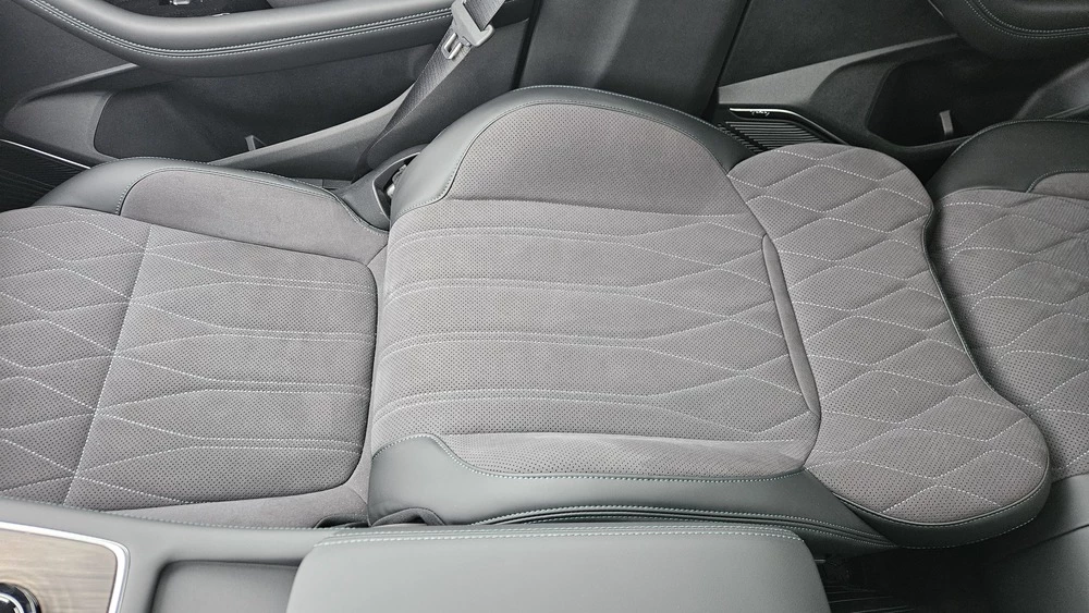 Geely Monjaro Flagship SE тест обзор салон интерьер кресло переднее сиденье пассажира полностью разложено