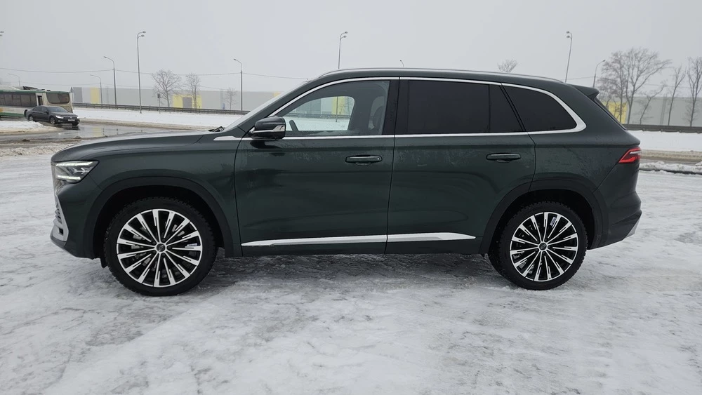 Geely Monjaro Flagship SE тест обзор сбоку зимой