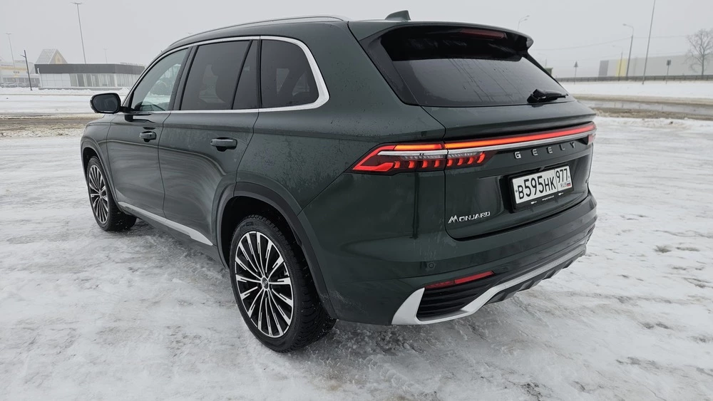 Geely Monjaro Flagship SE тест обзор сбоку сзади зимой