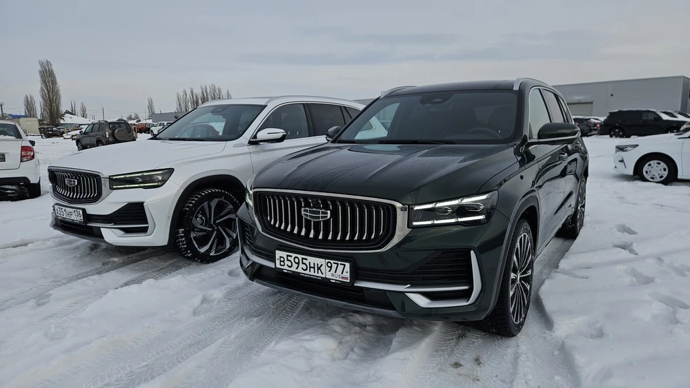 Geely Monjaro Flagship SE тест обзор спереди сбоку зимой рядом с обычным