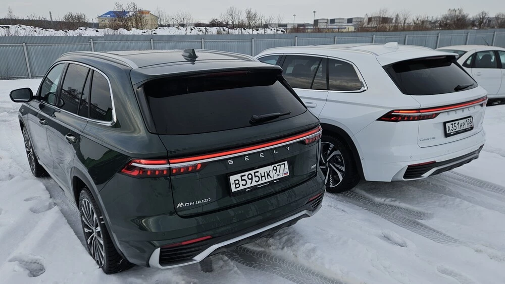 Geely Monjaro Flagship SE тест обзор сзади сбоку зимой рядом с обычным