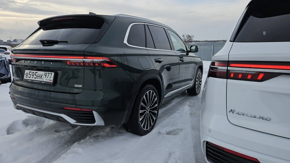 Geely Monjaro Flagship SE тест обзор сзади сбоку зимой рядом с обычным