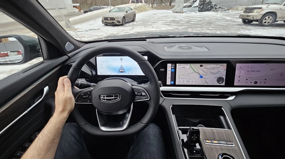 Geely Monjaro Flagship SE тест обзор салон интерьер водитель за рулем