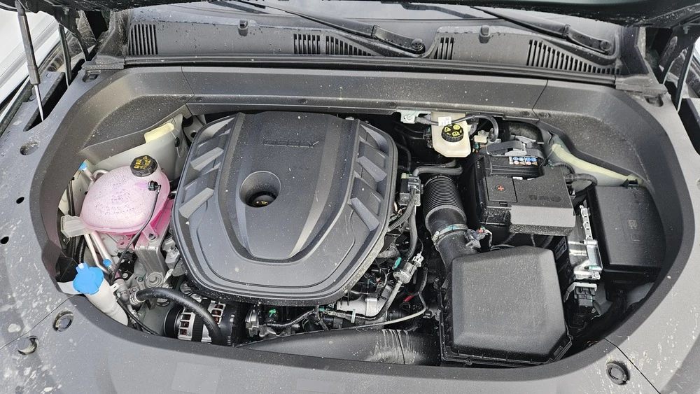 Geely Monjaro Flagship SE тест обзор двигатель мотор капот открыт