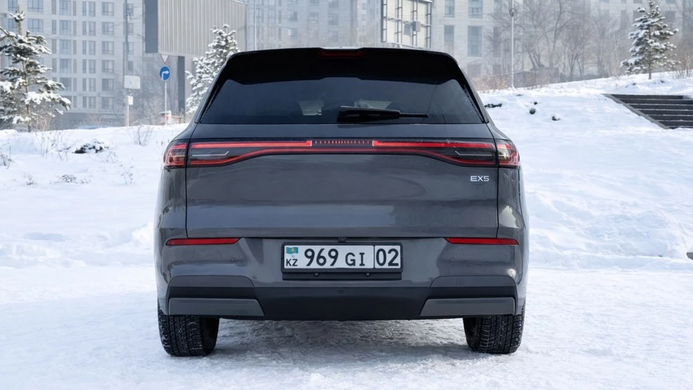 Geely EX5 в Казахстане тест сзади