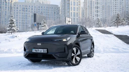 Geely EX5 в Казахстане тест сбоку спереди