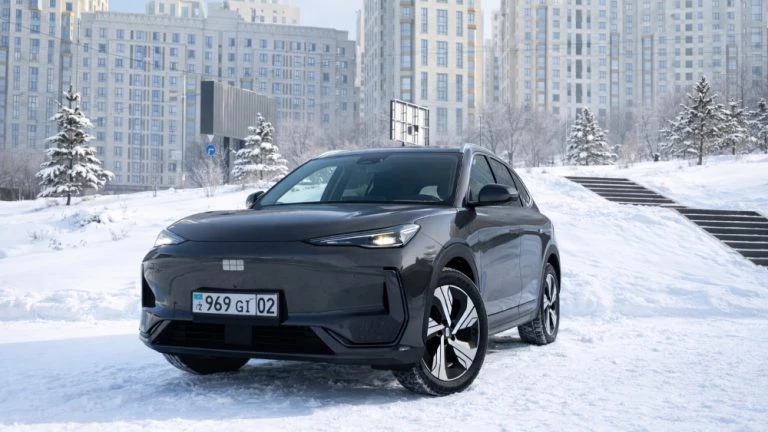 Geely EX5 в Казахстане тест сбоку спереди