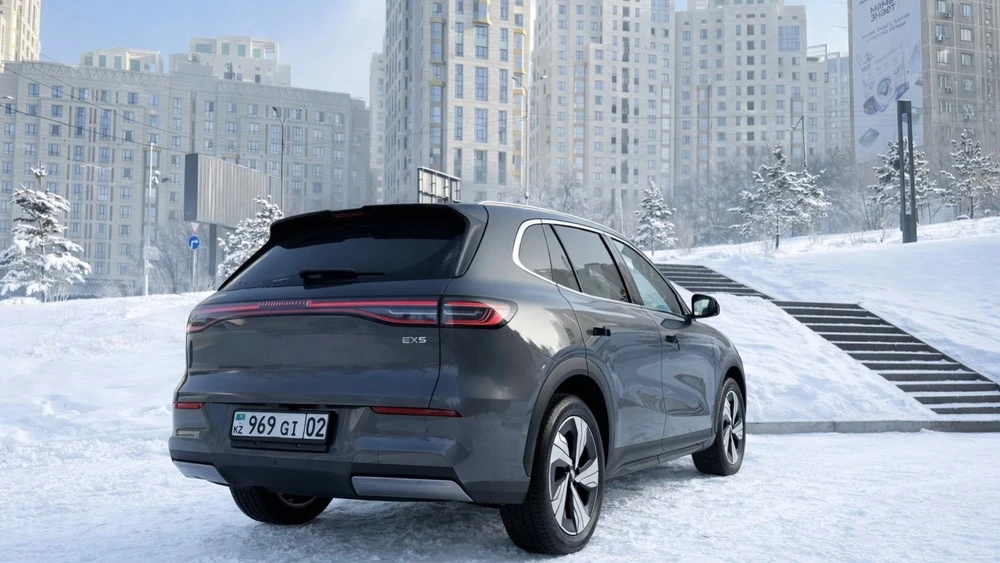 Geely EX5 в Казахстане тест сбоку сзади