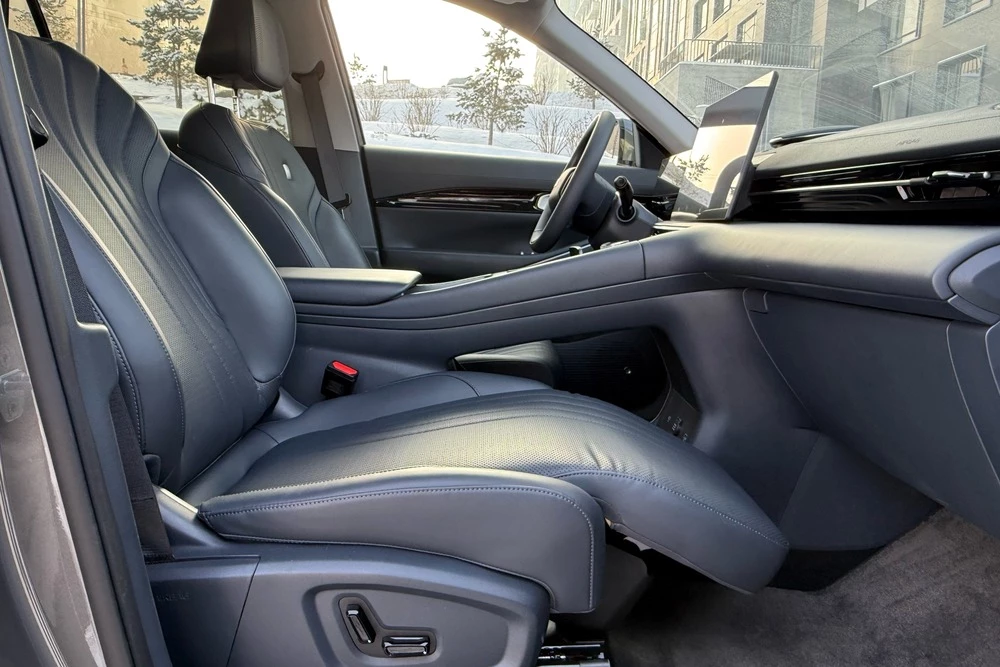 Geely EX5 в Казахстане тест салон интерьер сиденья первый ряд