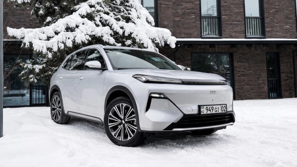 Geely Galaxy EX5 EM-i в Казахстане тест обзор сбоку спереди зимой