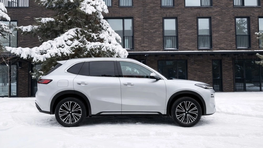 Geely Galaxy EX5 EM-i в Казахстане тест обзор сбоку зимой