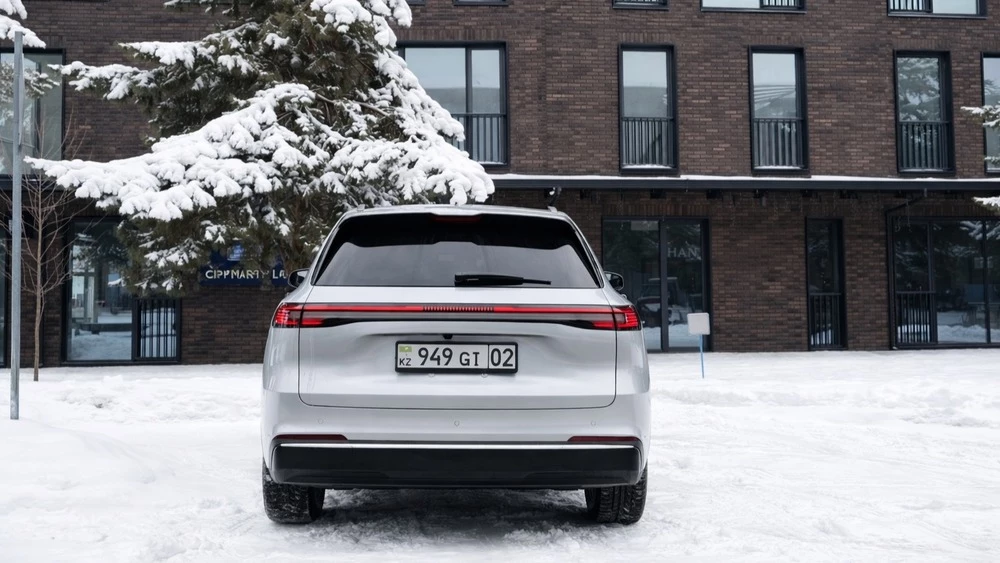 Geely Galaxy EX5 EM-i в Казахстане тест обзор сзади зимой