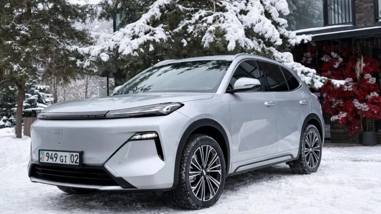 Geely Galaxy EX5 EM-i в Казахстане тест обзор сбоку спереди зимой