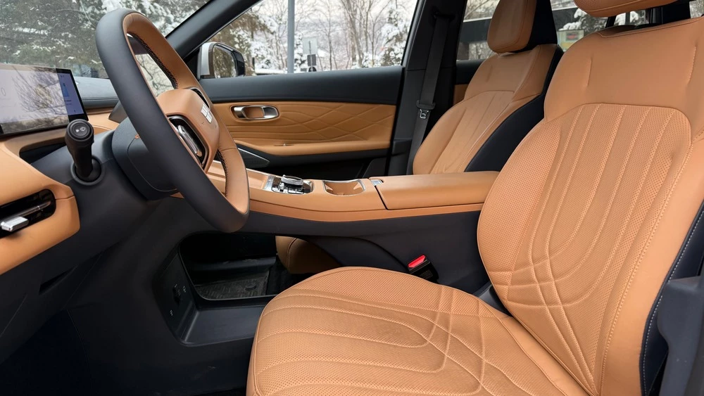 Geely Galaxy EX5 EM-i в Казахстане тест обзор сбоку салон интерьер сиденья первый ряд