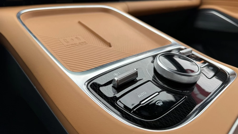 Geely Galaxy EX5 EM-i в Казахстане тест обзор сбоку салон интерьер тоннель шайба селектор