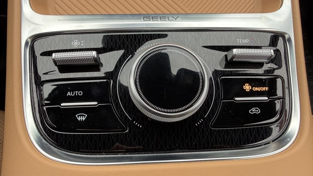 Geely Galaxy EX5 EM-i в Казахстане тест обзор сбоку салон интерьер тоннель шайба селектор