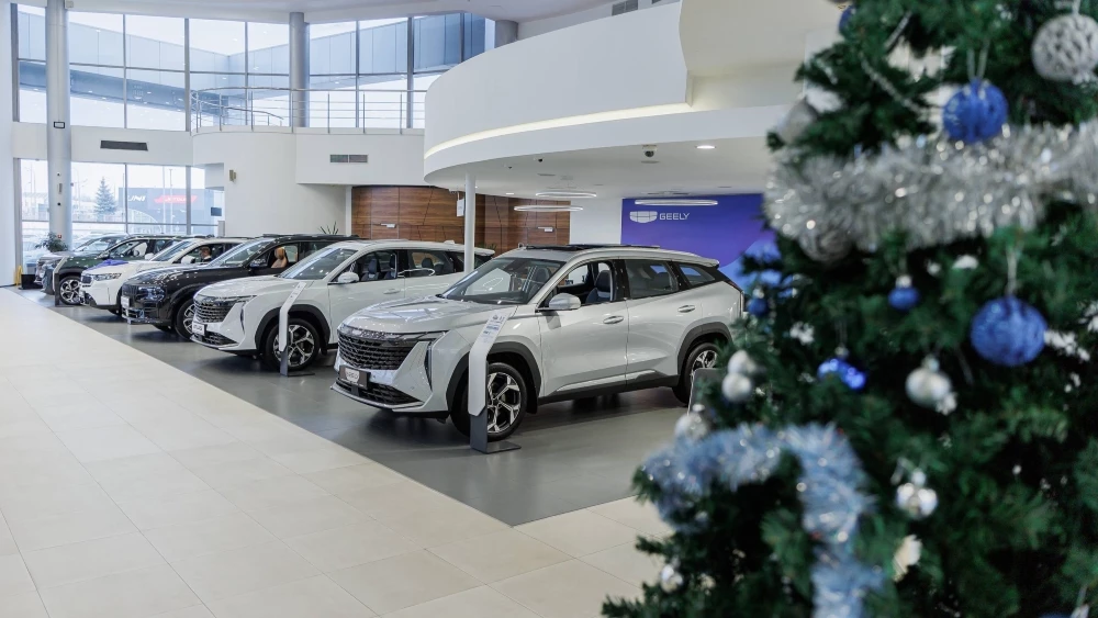 Geely бизнес-кар у дилера в автосалоне спереди