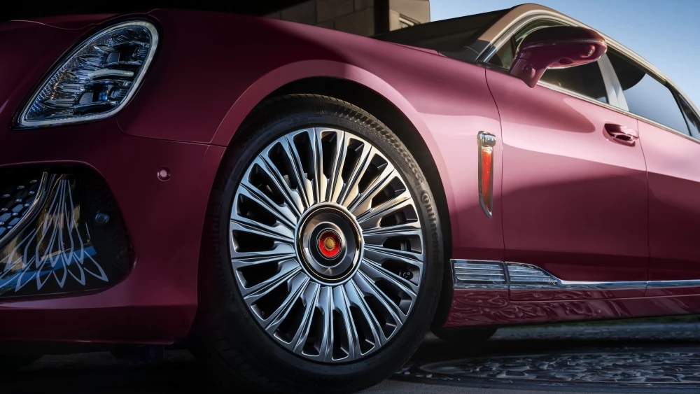 Седан Hongqi Guoya сбоку диски