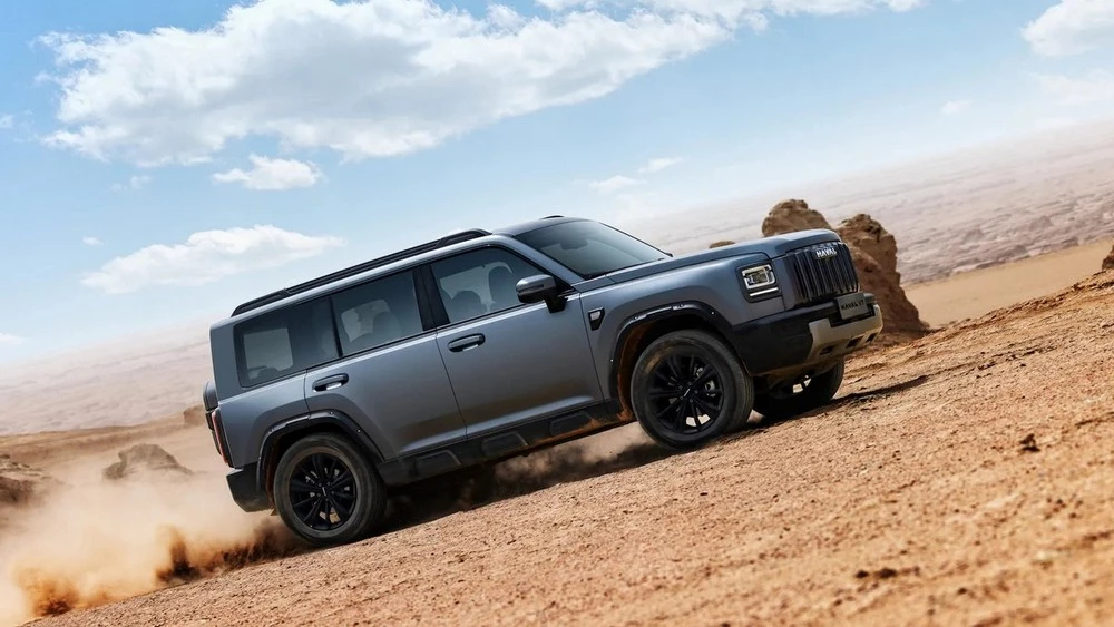 Кроссовер Haval V7 в динамике сбоку