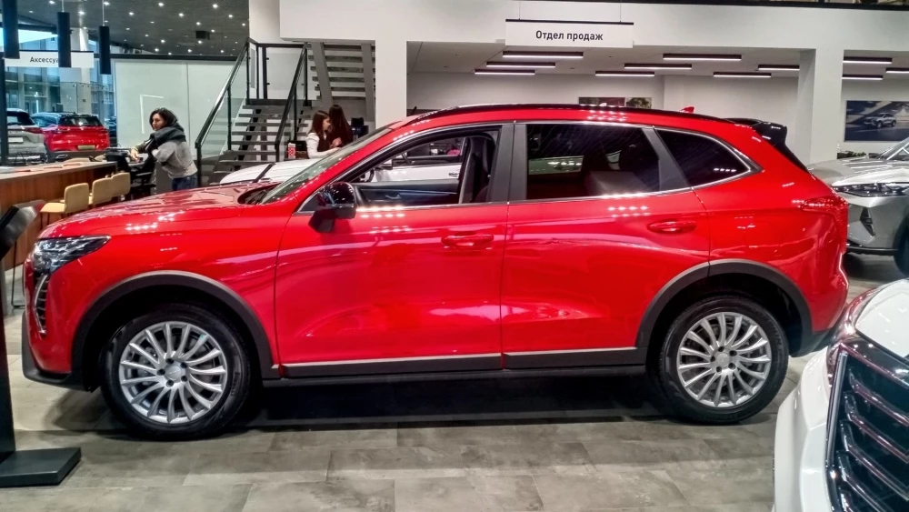 Haval Jolion у дилера в автосалоне сбоку