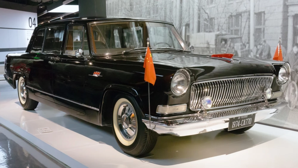 Лимузин Hongqi CA770 в Шанхайском автомобильном музее сбоку спереди копия советская