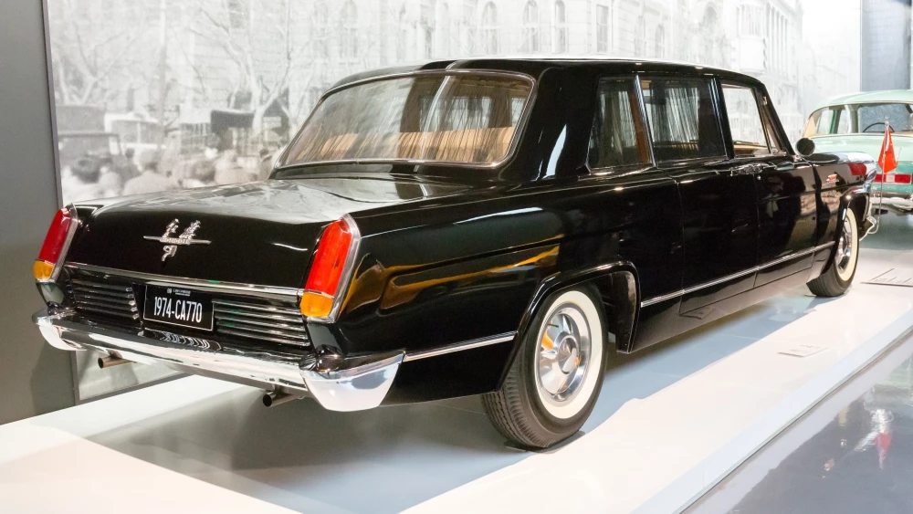 Лимузин Hongqi CA770 в Шанхайском автомобильном музее сбоку сзади копия советская