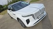 Hongqi E-HS9 сбоку спереди тест