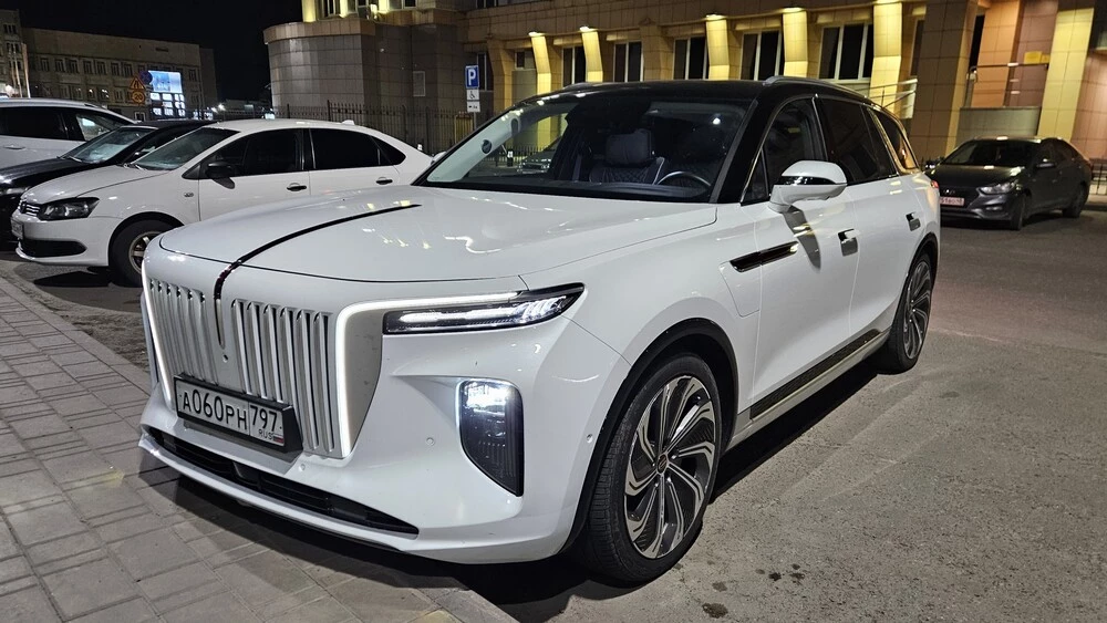 Hongqi E-HS9 сбоку спереди тест фары вечерний свет