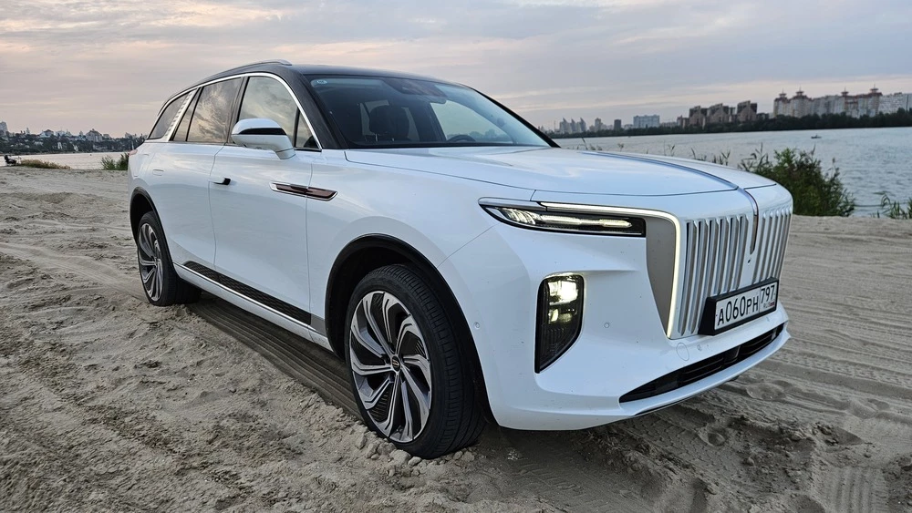 Hongqi E-HS9 сбоку спереди тест